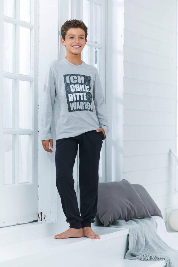 AUTHENTIC LE JOGGER Pyjama met spreuk "Ik chill wacht even" (2-delig 1 stuk)