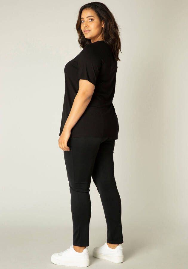 Base Level Curvy T-shirt Alba met v-hals