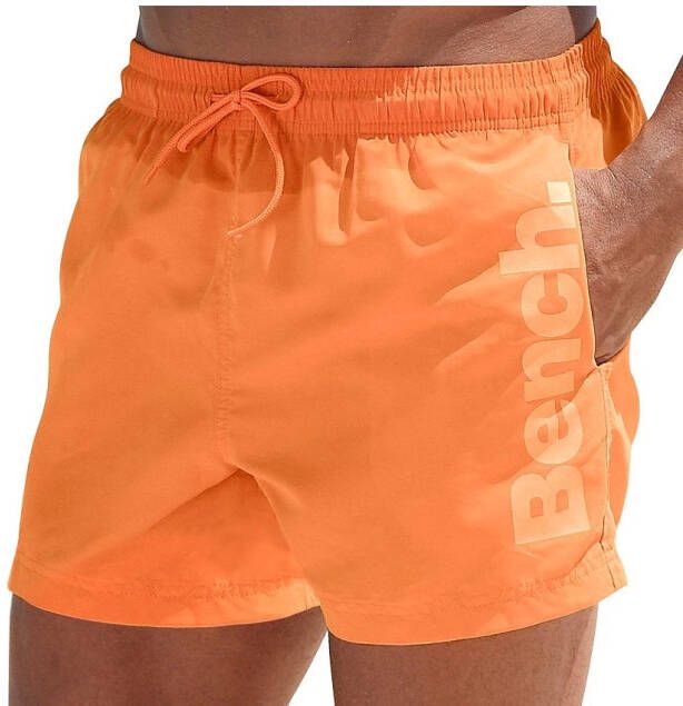 Bench. Zwemshort met logo-opschrift opzij