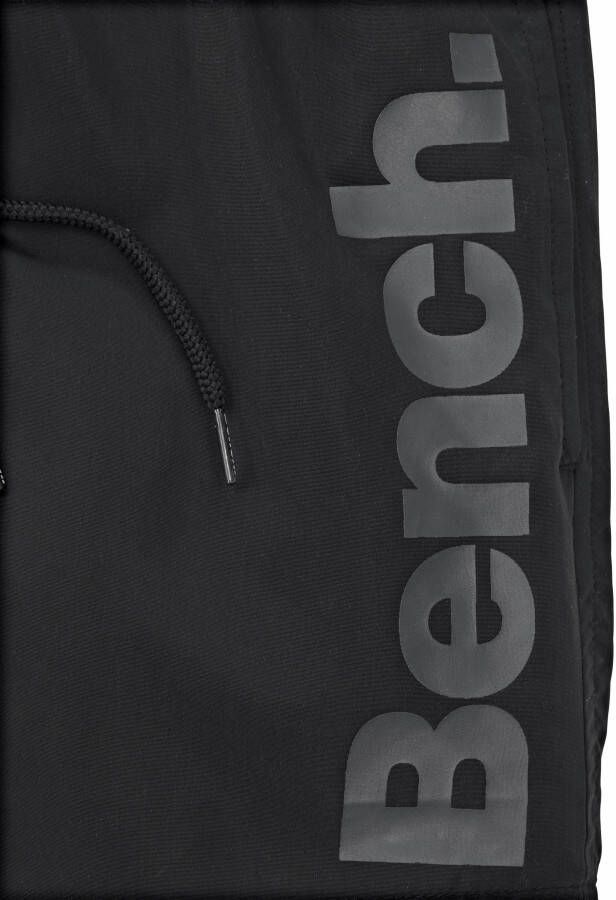 Bench. Zwemshort met logo-opschrift opzij