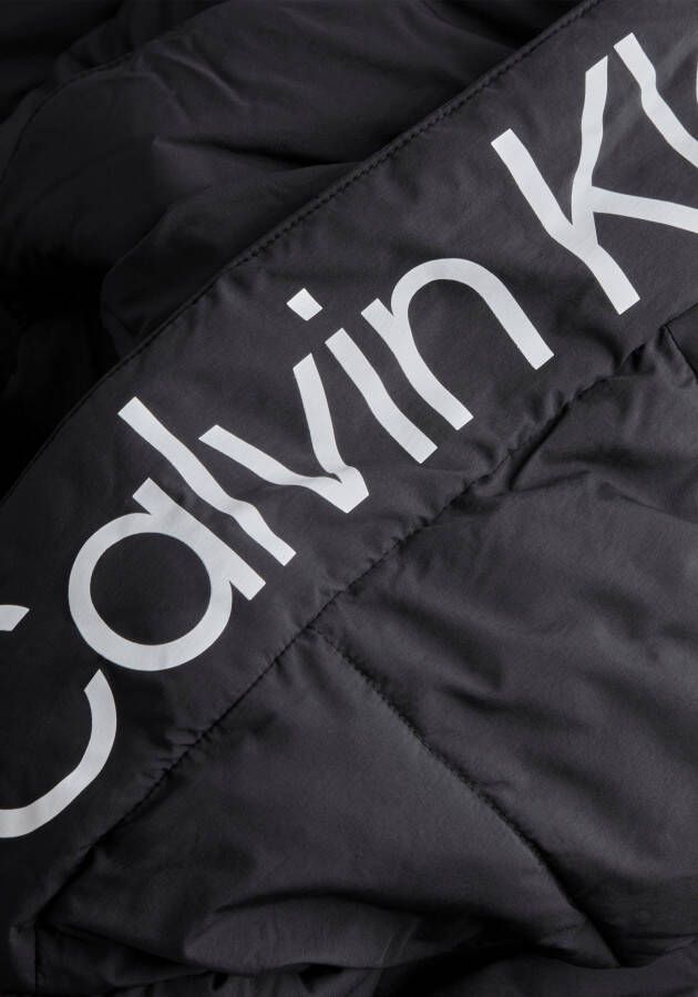 Calvin Klein Doorgestikte jas LOGO HOOD LW PADDED COAT met 2-wegritssluiting