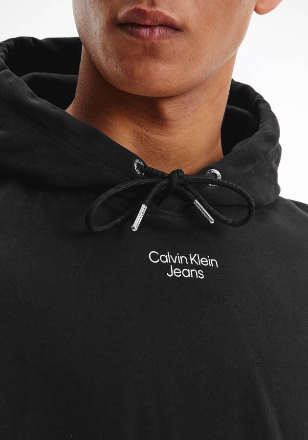 Calvin Klein Hoodie STACKED LOGO HOODIE met borduursel in ton sur ton op de mouw