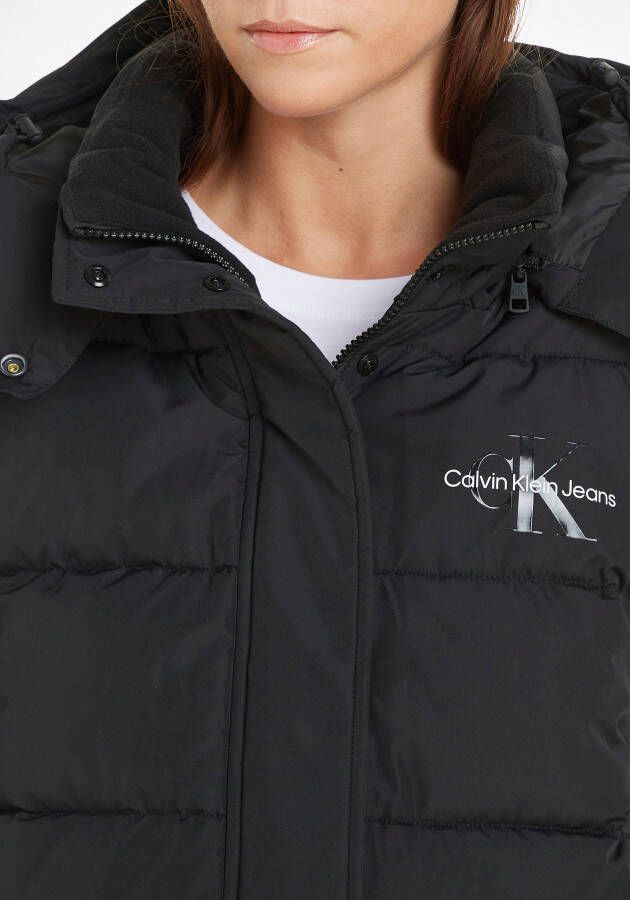 Calvin Klein Outdoorjack MONOLOGO NON DOWN SHORT PUFFER met een logo-opschrift