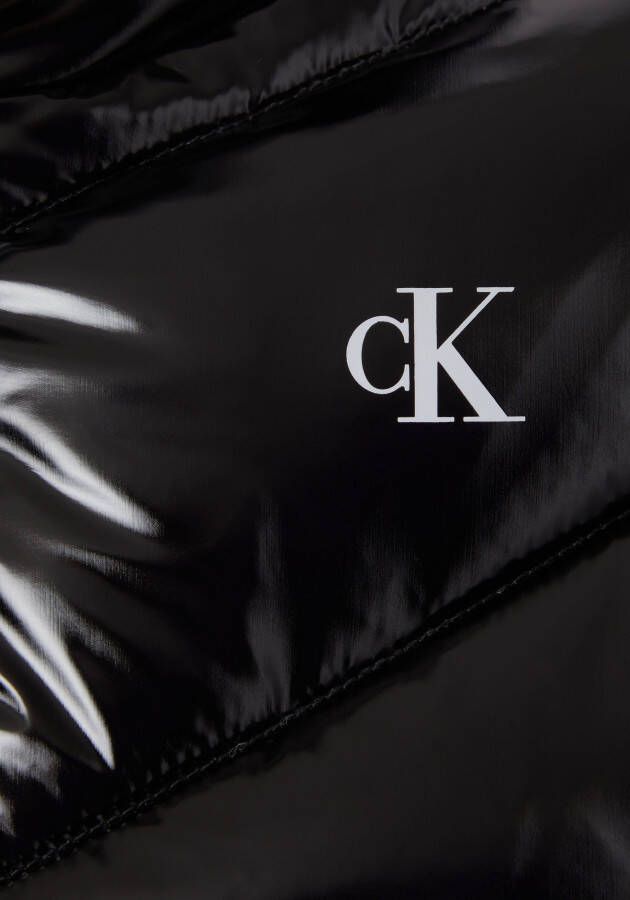 Calvin Klein Outdoorjack CHEVRON QUILT FITTED LW JACKET met jeans logo-opschrift bij de opstaande kraag