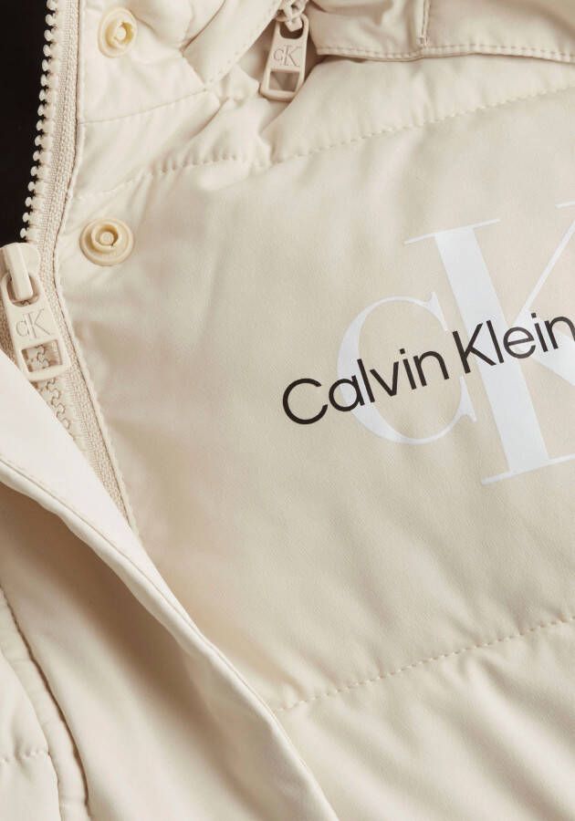 Calvin Klein Outdoorjack MONOLOGO MW SHORT PUFFER met logo-opschrift op de mouw
