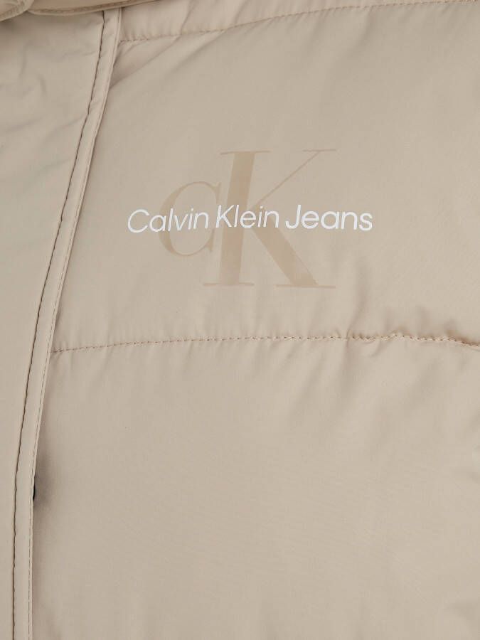 Calvin Klein Outdoorjack MONOLOGO NON DOWN SHORT PUFFER met een logo-opschrift