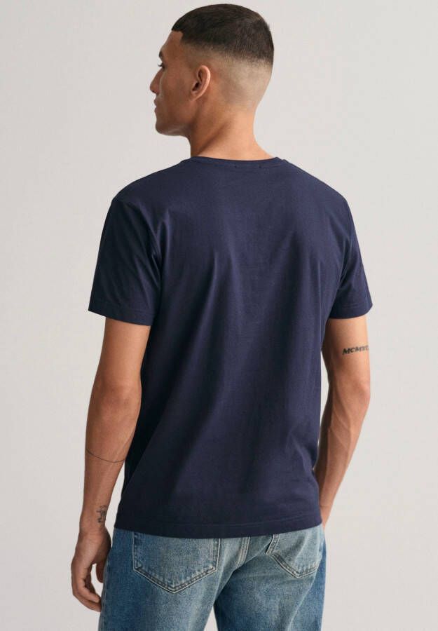 Gant T-shirt SLIM SHIELD V-NECK T-SHIRT met een klein geborduurd logo op de borst