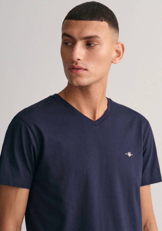 Gant T-shirt SLIM SHIELD V-NECK T-SHIRT met een klein geborduurd logo op de borst - Foto 2