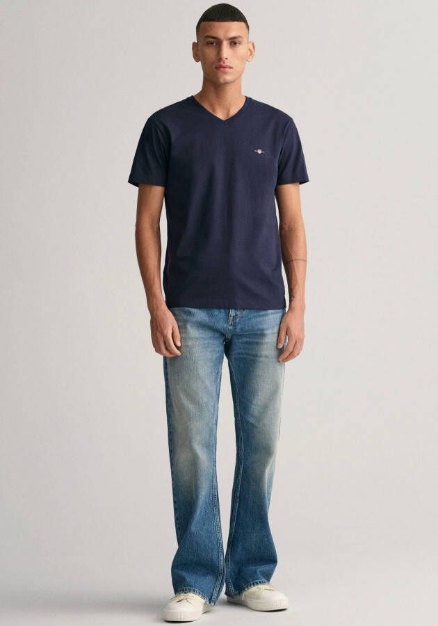 Gant T-shirt SLIM SHIELD V-NECK T-SHIRT met een klein geborduurd logo op de borst - Foto 3