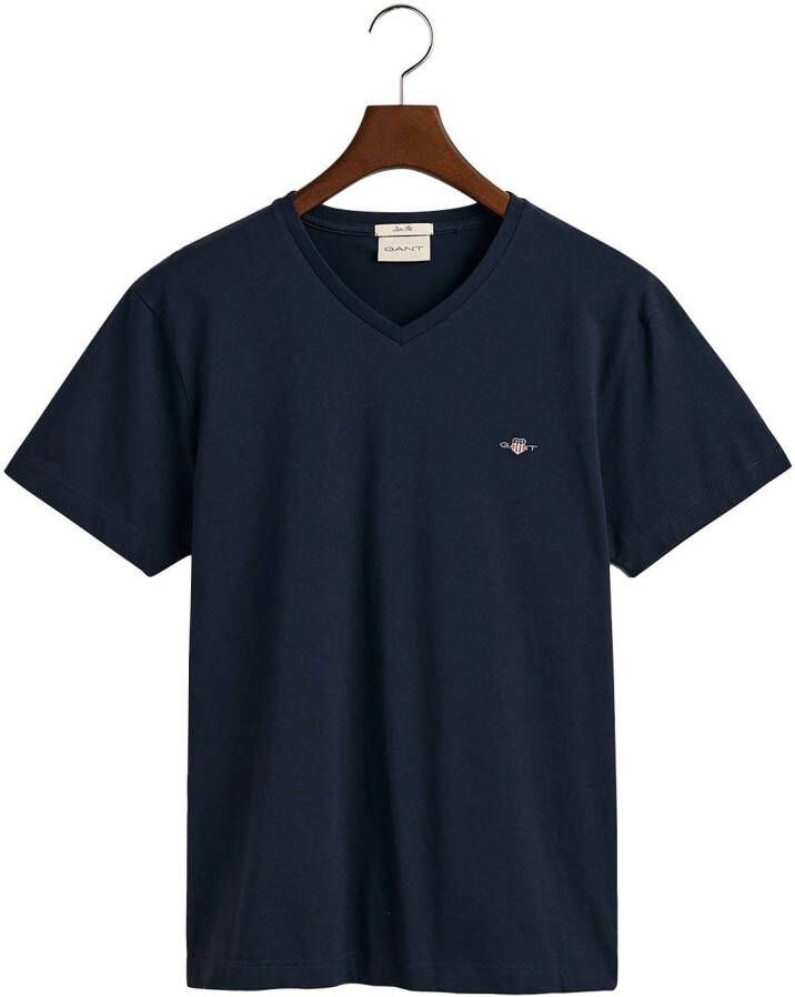 Gant T-shirt SLIM SHIELD V-NECK T-SHIRT met een klein geborduurd logo op de borst