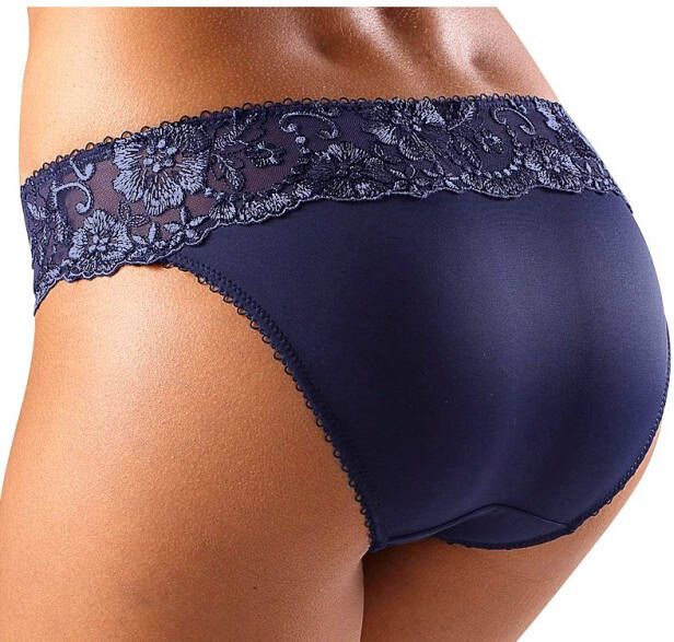 Lascana Bikinibroekje WANDA met borduurkant in bloemetjes-look