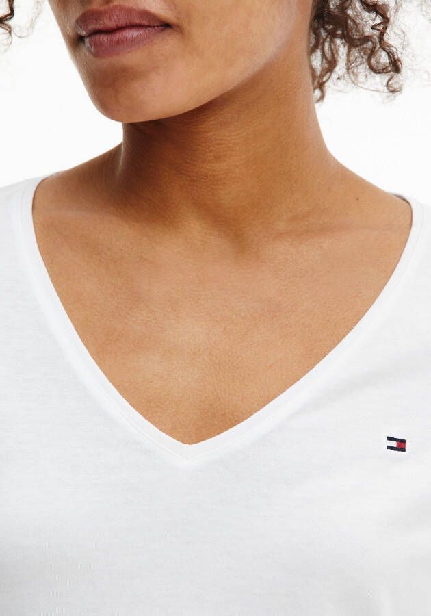 Tommy Hilfiger Shirt met V-hals REGULAR CLASSIC V-NK TOP LS met -merklabel op borsthoogte