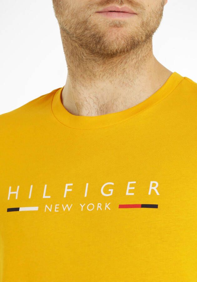 Tommy Hilfiger T-shirt HILFIGER NEW YORK TEE met een logo-opschrift op borsthoogte