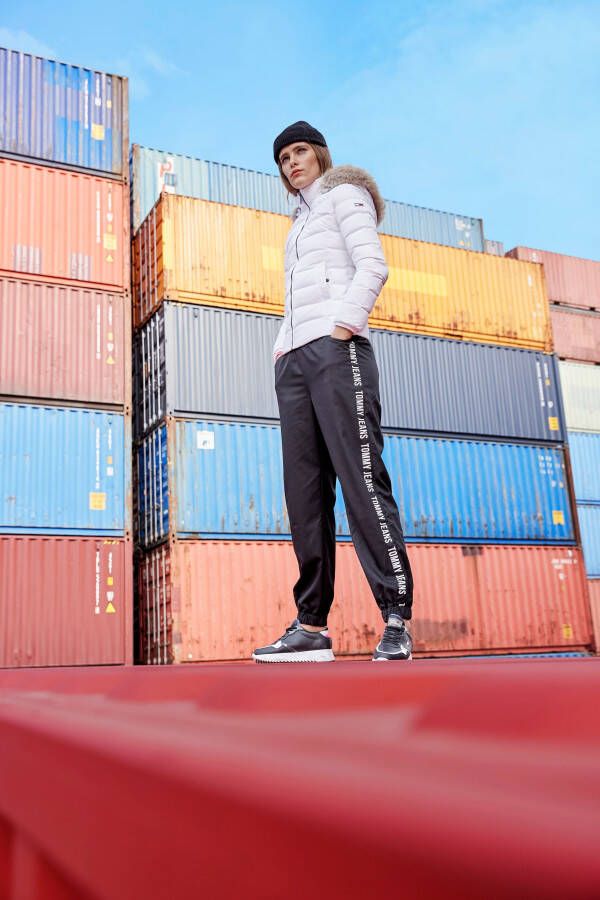 TOMMY JEANS Donsjack TJW BASIC HOODED JACKET met imitatiebont aan de capuchon & -merklabel