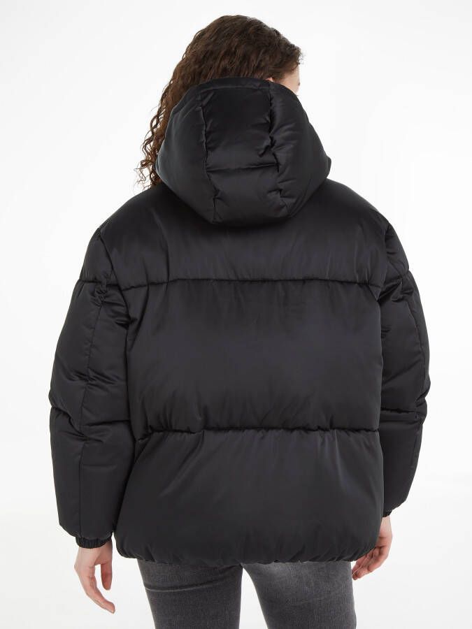 TOMMY JEANS Gewatteerde jas TJW OVR SATIN PUFFER met -merklabel