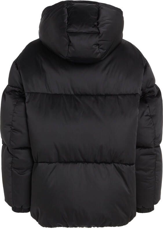 TOMMY JEANS Gewatteerde jas TJW OVR SATIN PUFFER met -merklabel