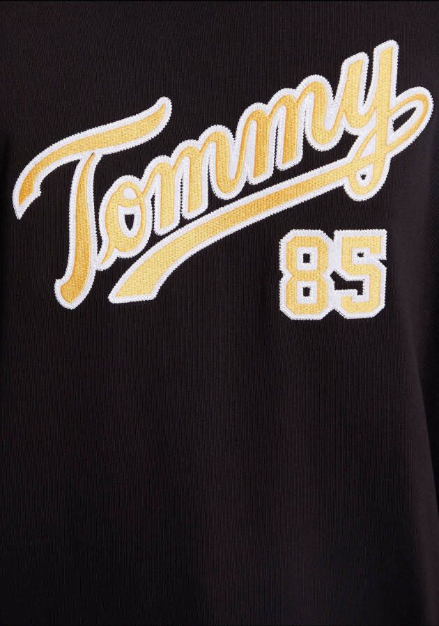 TOMMY JEANS Sweater TJW RLX COLLEGIATE 85 SCRPT CREW (1-delig)