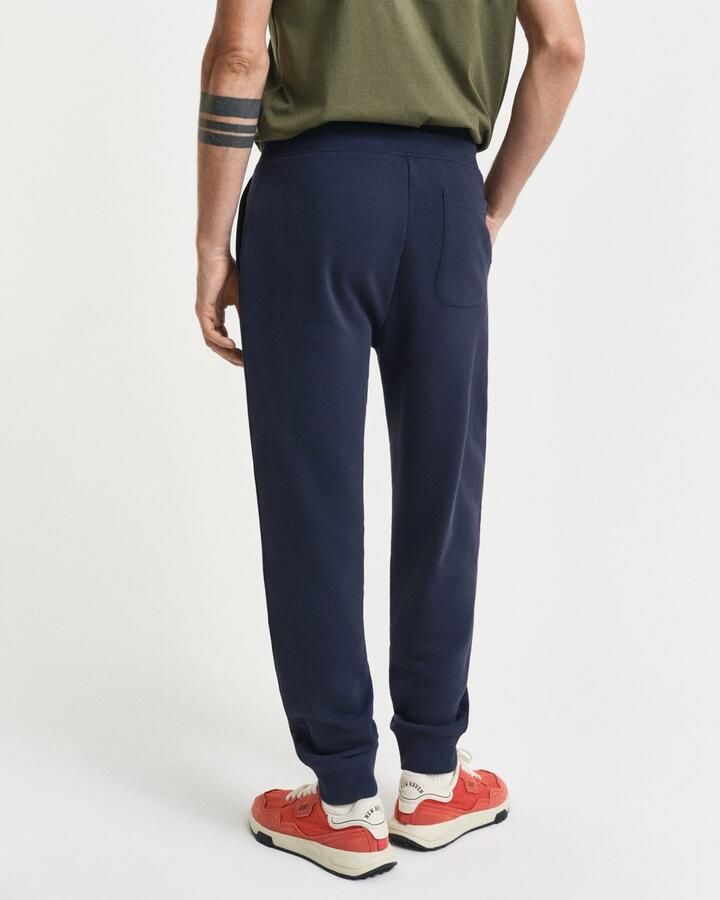 Gant Sweatbroek REG SHIELD SWEATPANTS met logo-borduurwerk onder de boord