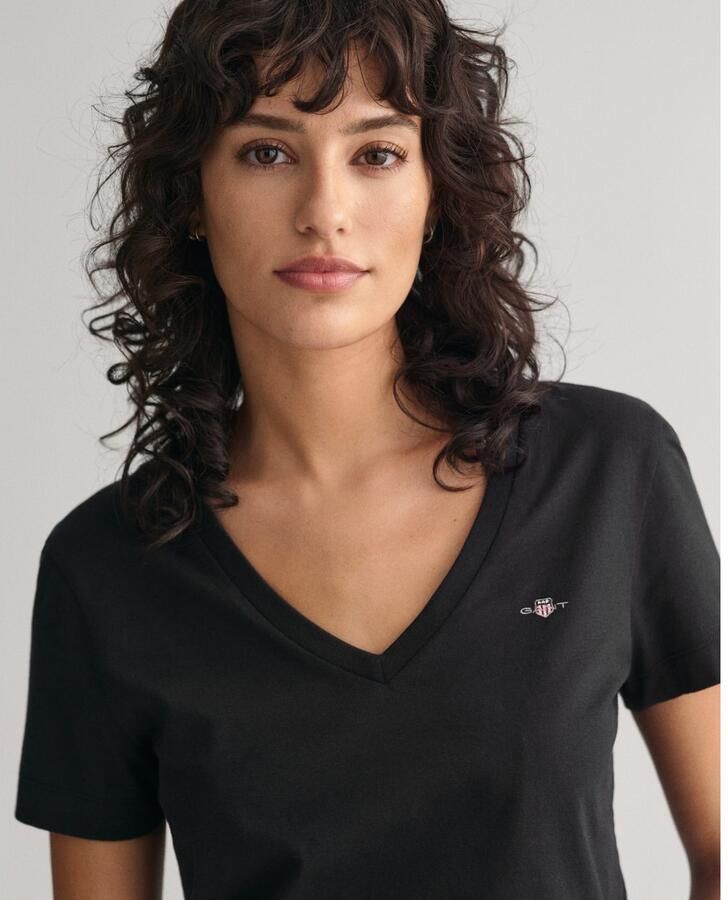 Gant T-shirt REG SHIELD KA V-NECK T-SHIRT met een klein geborduurd logo op de borst