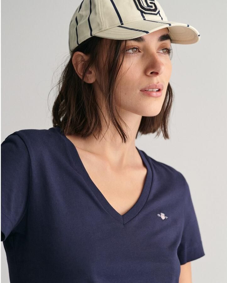 Gant T-shirt REG SHIELD KA V-NECK T-SHIRT met een klein geborduurd logo op de borst