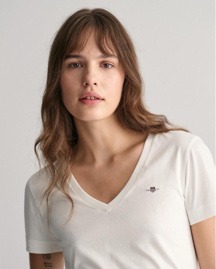 Gant T-shirt REG SHIELD KA V-NECK T-SHIRT met een klein geborduurd logo op de borst