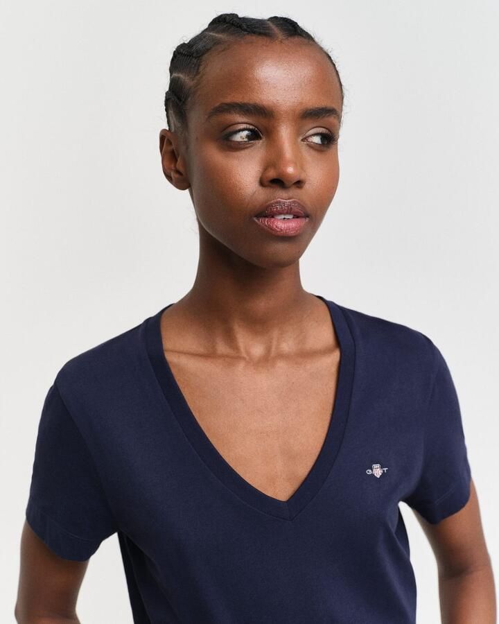 Gant T-shirt REG SHIELD KA V-NECK T-SHIRT met een klein geborduurd logo op de borst - Foto 12