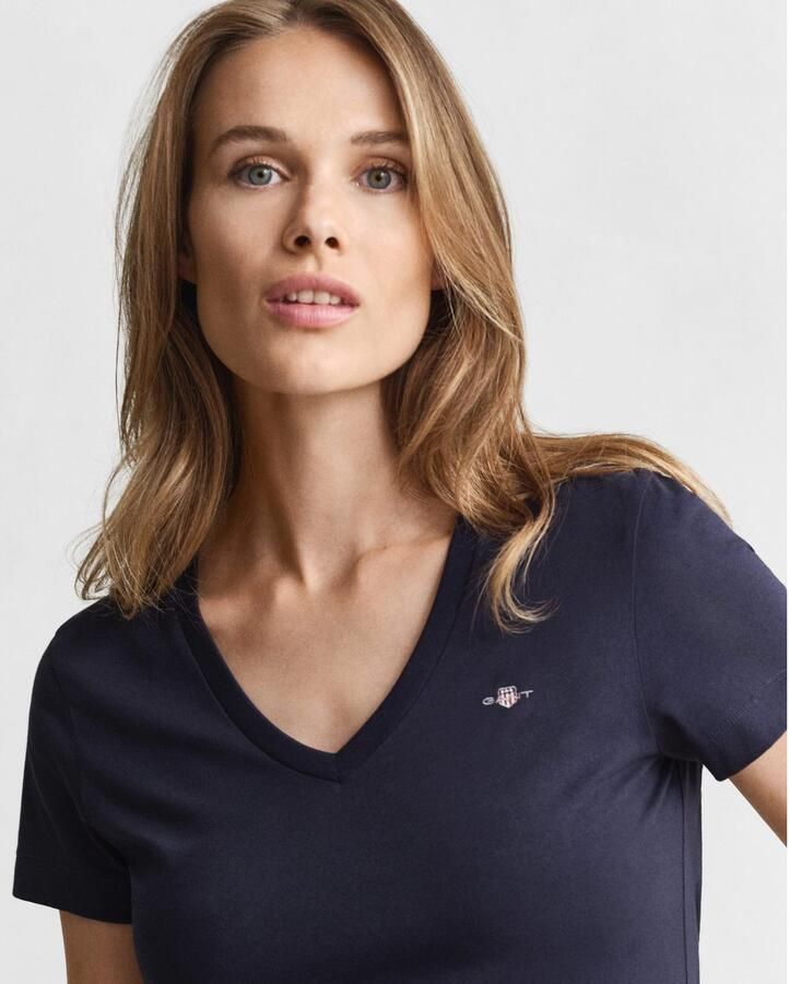 Gant T-shirt REG SHIELD KA V-NECK T-SHIRT met een klein geborduurd logo op de borst - Foto 2