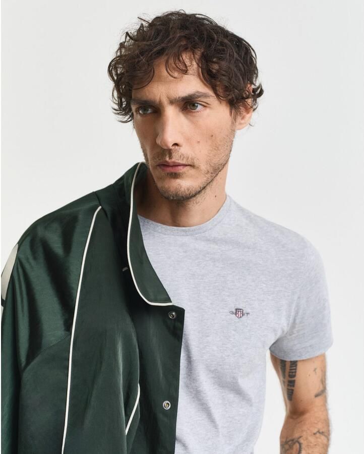 Gant T-shirt SLIM SHIELD SS T-SHIRT met logoborduursel op borsthoogte