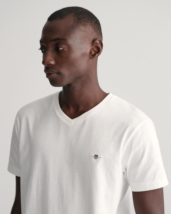 Gant T-shirt SLIM SHIELD V-NECK T-SHIRT met een klein geborduurd logo op de borst - Foto 6