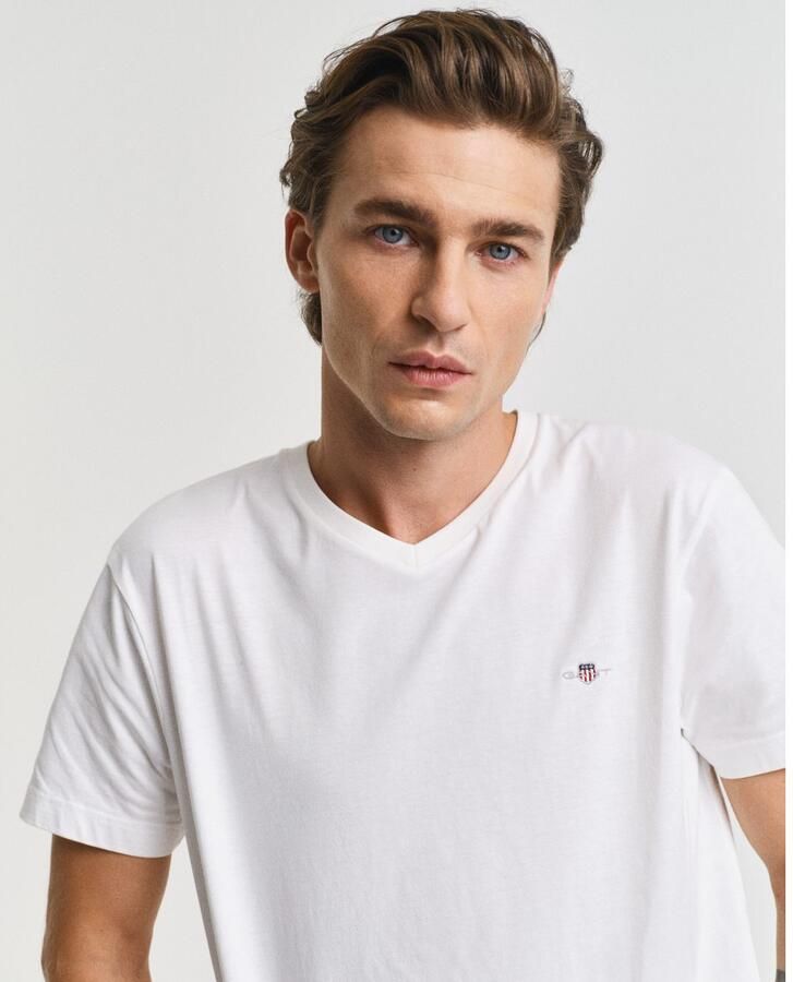 Gant T-shirt SLIM SHIELD V-NECK T-SHIRT met een klein geborduurd logo op de borst