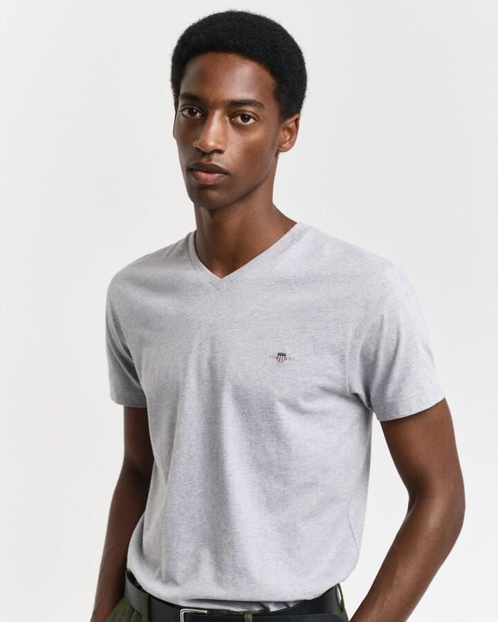 Gant T-shirt SLIM SHIELD V-NECK T-SHIRT met een klein geborduurd logo op de borst - Foto 3