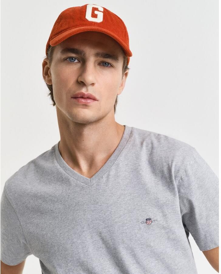 Gant T-shirt SLIM SHIELD V-NECK T-SHIRT met een klein geborduurd logo op de borst