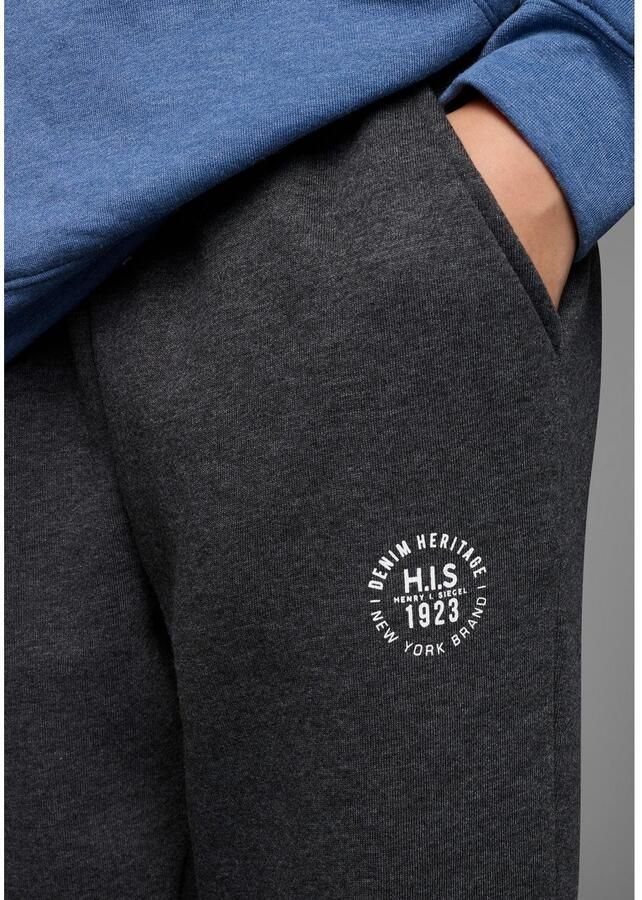 H.I.S Sweatbroek Basic joggingbroek NIEUW: voor TIENERS! Sweatbroek met kleine badge