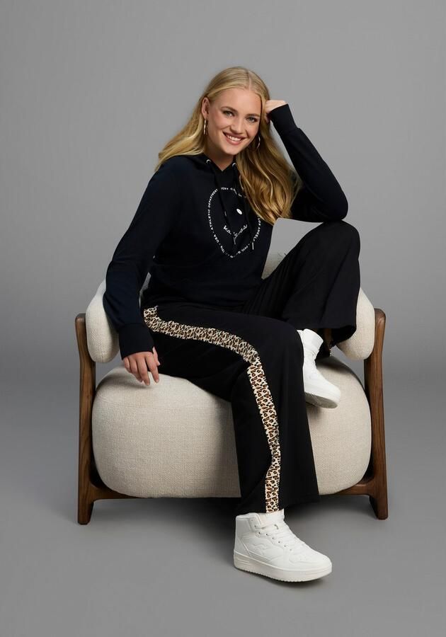 KangaROOS Joggingbroek met wijde pijp en strepen in leo-print grote maten - Foto 6