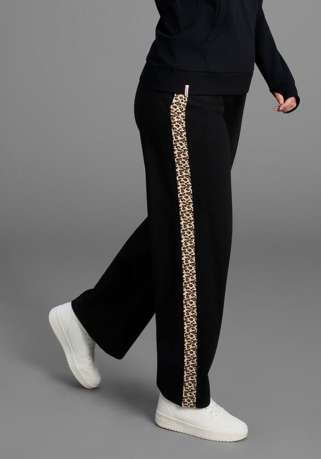 KangaROOS Joggingbroek met wijde pijp en strepen in leo-print grote maten - Foto 2