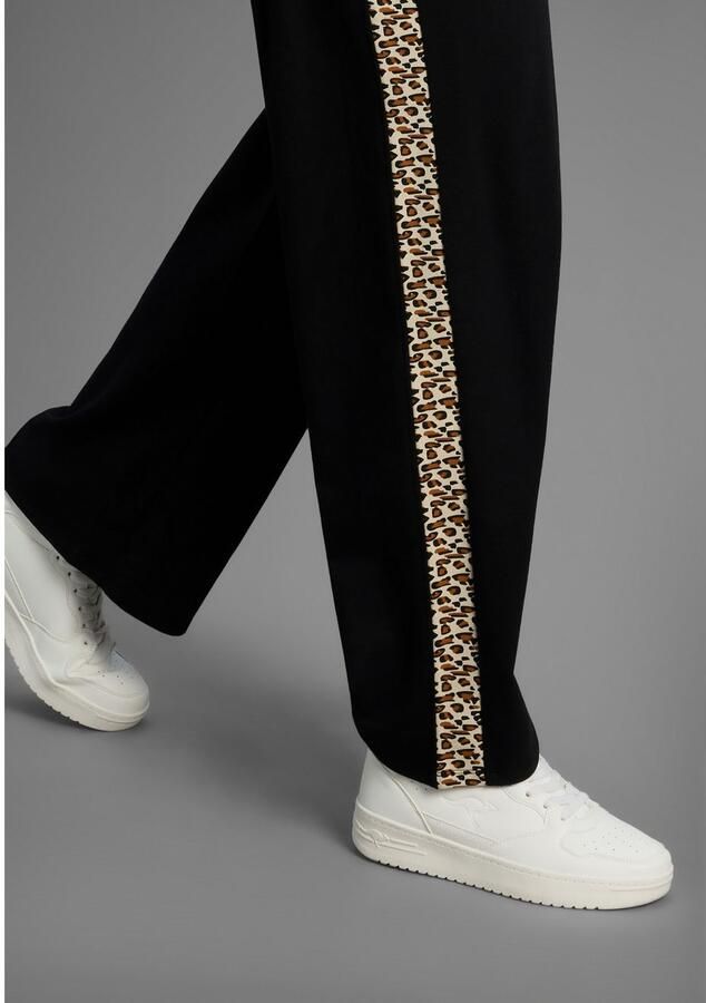 KangaROOS Joggingbroek met wijde pijp en strepen in leo-print grote maten