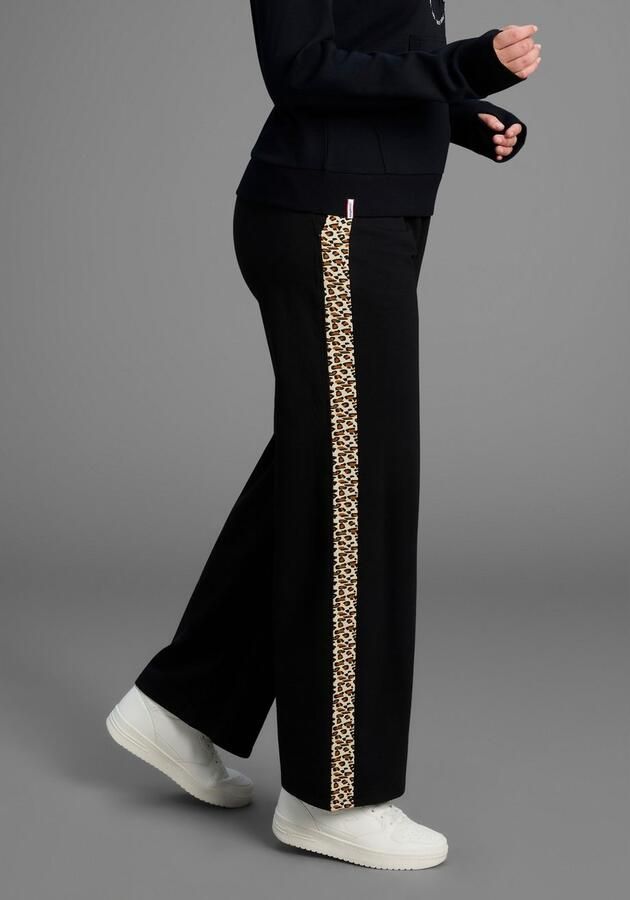 KangaROOS Joggingbroek met wijde pijp en strepen in leo-print grote maten - Foto 4