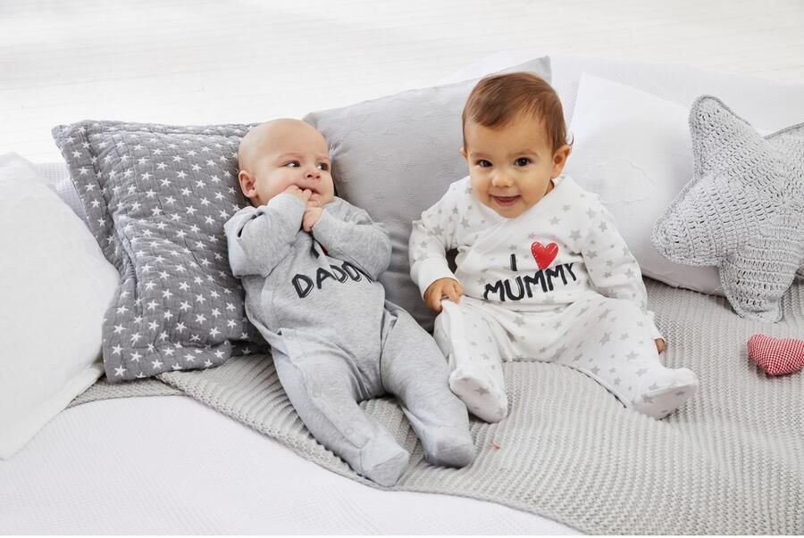 KIDSWORLD Slaaponesie 2-delige slaapoveralls: I love Mummy I love Daddy (2-delig Set van 2) - Foto 3