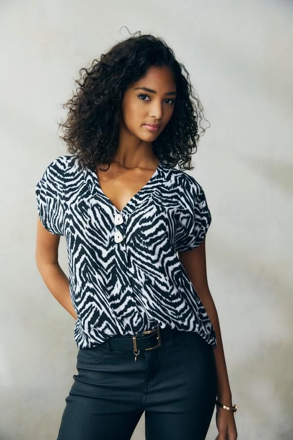 Lascana Blouse zonder sluiting met zebraprint en modieuze knopen korte mouwen blouse zomers - Foto 11
