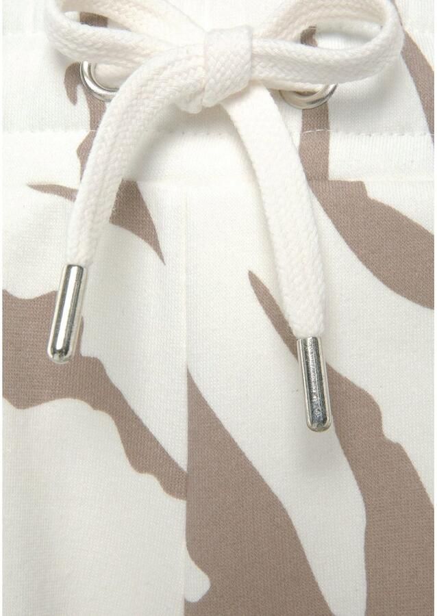Lascana Relaxshorts Korte broek met zebraprint met zijzakken en logostiksel loungewear - Foto 4