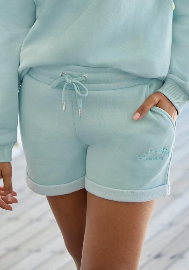 Lascana Relaxshorts Sweatshorts Korte broek met zijzakken en logostiksel loungewear - Foto 6
