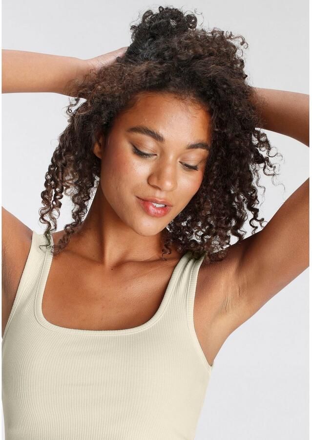 Lascana Shortama bestaat uit top en shorts van ribmateriaal homewear-set