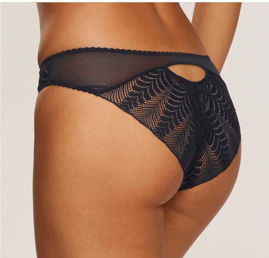 Lascana Tanga AMIRA met grafische kanten inzetten