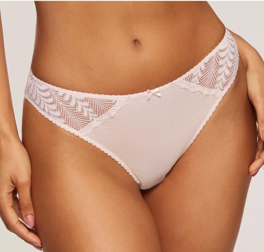 Lascana Tanga AMIRA met grafische kanten inzetten