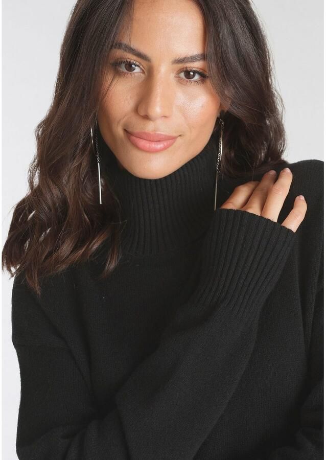 Laura Scott Coltrui met knopen opzij