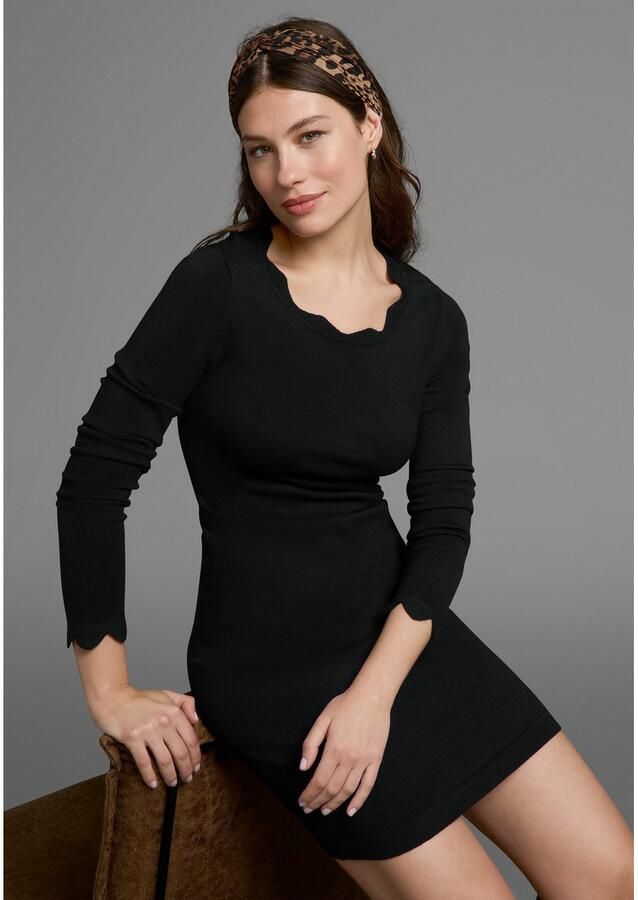 Laura Scott Gebreide jurk figuuraccentuerend en kort met vrouwelijke golfjesrand