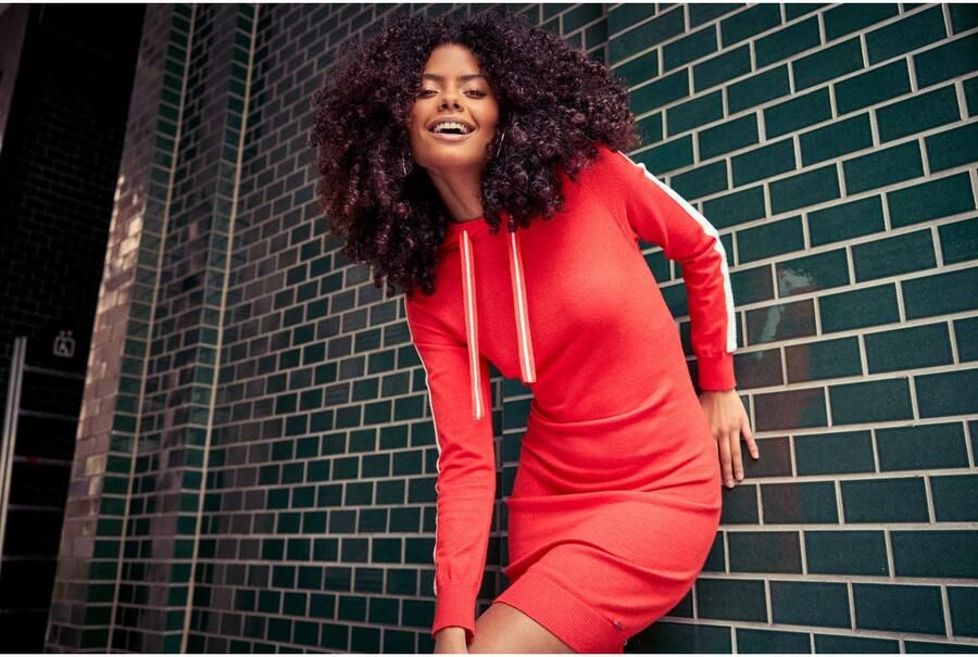 Laura Scott Gebreide jurk met contrastkleuraccenten en capuchon - Foto 6