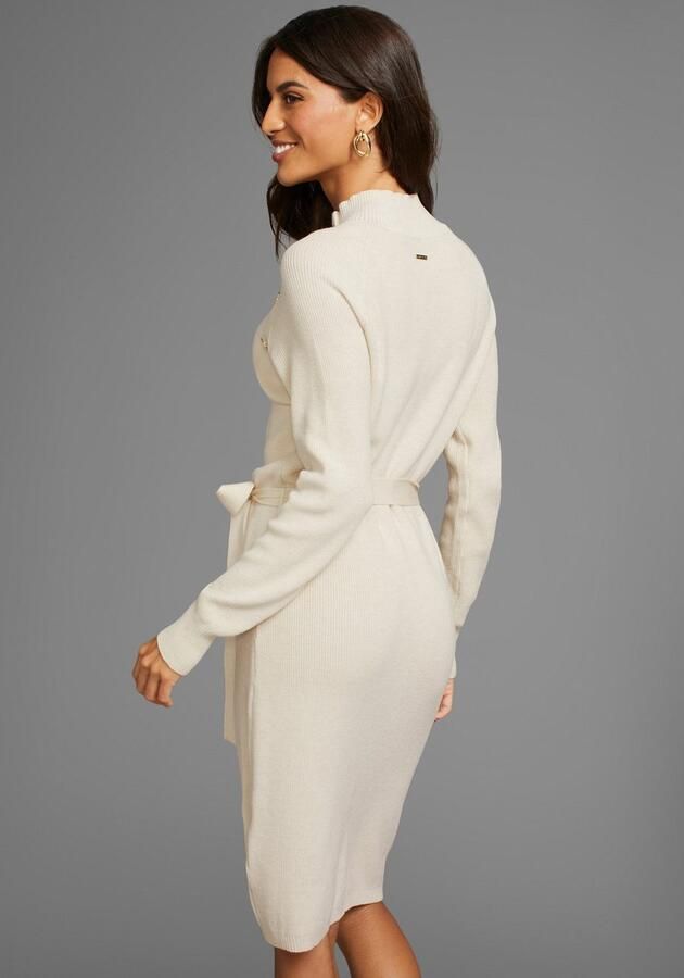 Laura Scott Gebreide jurk met knoopdetail en strikceintuur