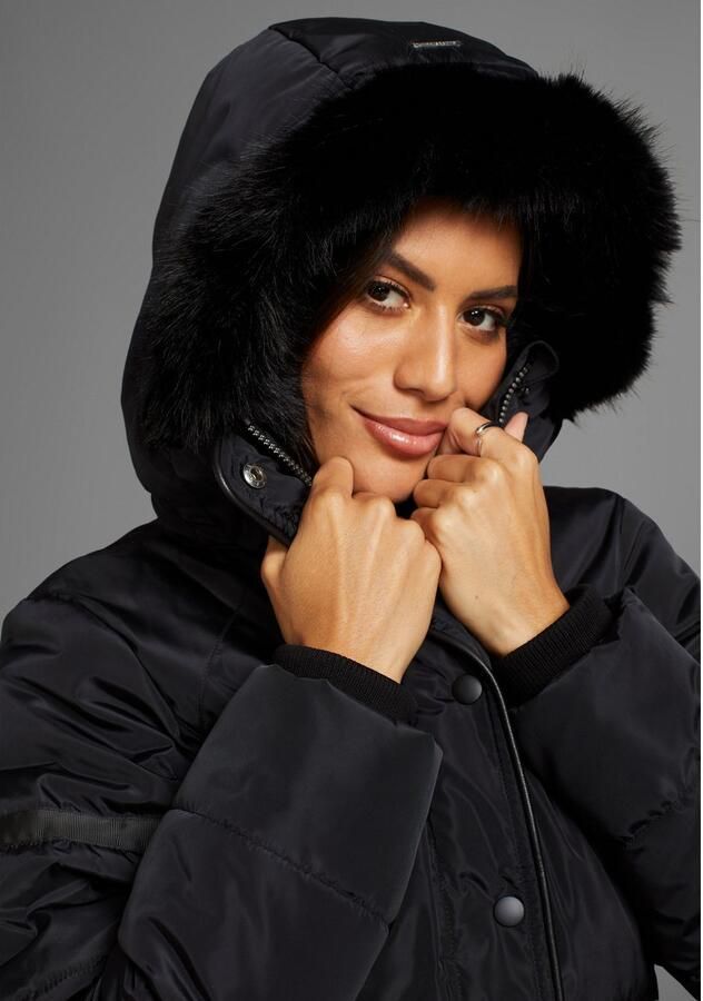 Laura Scott Winterjack met een afneembare capuchon en imitatiebont