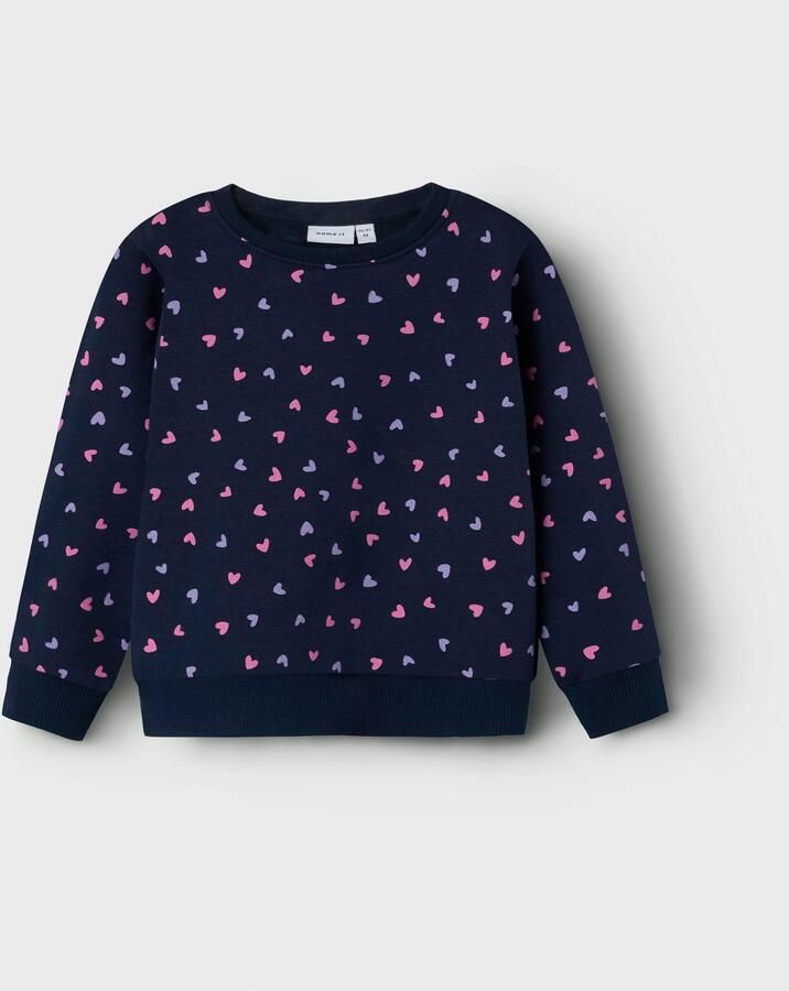 Name It Sweatshirt NMFDAVINA LS SWEAT FLEECE BRU NOOS in klassieke vorm en met geweldige alloverprint